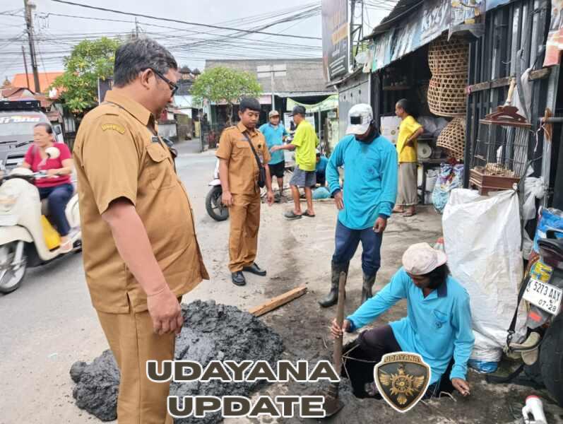 Babinsa Tekankan Kepedulian Lingkungan Saat Penggelontoran Gorong-Gorong di Denpasar Barat