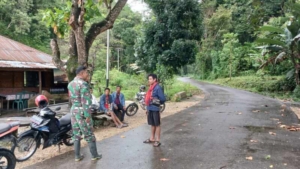 Babinsa Koramil 04/Tabundung Komsos Bersama Warga, Ajak Jaga Kamtibmas