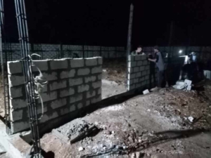 Kopda Noh Nubatonis Monitoring Pemasangan Dinding Batako Hingga Malam Hari