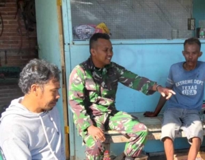 ‎Komsos di Bulan Puasa, Personel Koramil 1607-03/Ropang Perkuat Kepedulian Kesehatan dan Kebersihan Warga