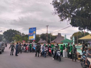 Peduli Sesama di Bulan Suci, Kodim 1602/Ende Bagikan Ratusan Takjil untuk Warga