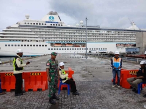 Babinsa Alak Monitor Kedatangan Kapal Pesiar Crystal Serenity