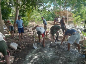 Babinsa Koramil 1612-05/Satar Mese Gotong Royong Bangun Pondok ODGJ di Desa Terong