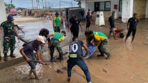 Yonarmed 12 Kostrad Bersama Petugas PLBN Motaain Gelar Karya Bakti Bersihkan Lumpur Pasca Luapan Sungai
