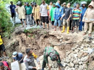 Babinsa Amarasi Bersama Warga Pasang Bronjong Cegah Erosi