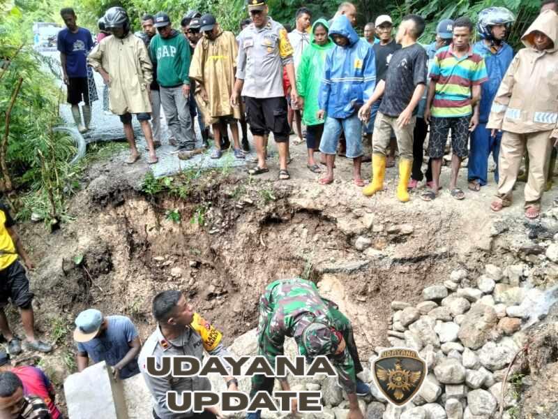 Babinsa Amarasi Bersama Warga Pasang Bronjong Cegah Erosi