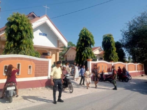 Babinsa Koramil 1627-01/Ba’a Amankan Ibadah Minggu di Gereja Efata Lekioen