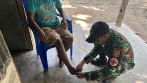 Yonarmed 12 Kostrad Berikan Pelayanan Kesehatan bagi Lansia di Dusun Motamasin