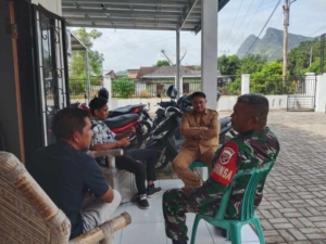 Babinsa Koramil 1628-03/Seteluk Laksanakan Komsos Bersama Staf Desa Tapir