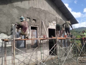 Sasaran Tambahan Kedua TMMD Ke-127, Satgas Kodim 1618/TTU Genjot Perehaban Rumah Ibu Marcelina Kolo hingga Tahap Plester Dinding