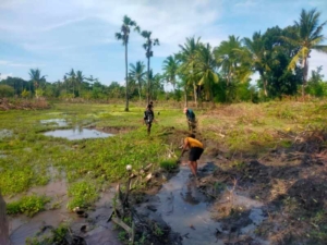 Sertu Hendrik Hati Waluandja Bantu Masyarakat Bangun Got Pengairan Sawah