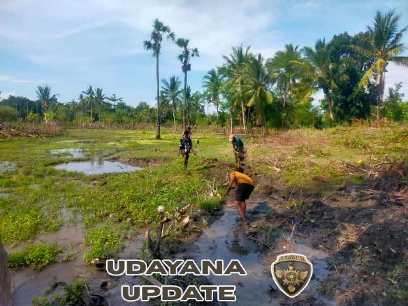 Sertu Hendrik Hati Waluandja Bantu Masyarakat Bangun Got Pengairan Sawah