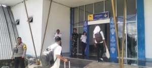 Babinsa Koramil 1624-01/Larantuka Amankan Arus Mudik di Bandara Gewayantana