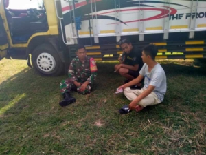 Babinsa Dasan Anyar Patroli Wilayah dan Komsos, Jaga Kondusifitas Desa