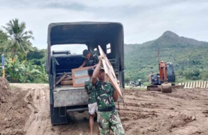 Satgas TMMD Kodim 1618/TTU Drop Material Pintu dan Jendela untuk RKB SMAN Bikomi Nilulat