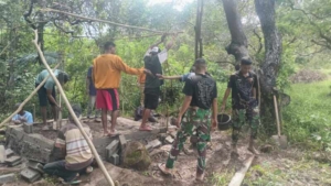 Semangat TNI dan Warga Menyatu, Pengecoran Lantai Bak Air Dikebut di Desa Werang