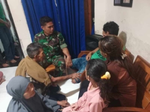 Patroli Malam Koramil Taliwang, TNI Jaga Keamanan Wilayah Tetap Kondusif