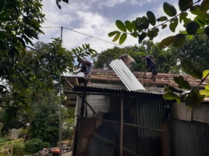TNI dan Warga Moru Gotong Royong Bangun Rumah Layak Huni