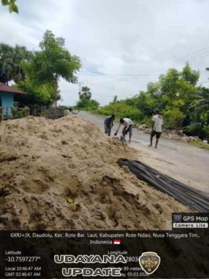 Babinsa Koramil 1627-03/Batutua Pimpin Pengecoran Tiang Cakar Ayam di Desa Tualima