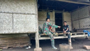 Antisipasi Cuaca Ekstrem, Babinsa Tabundung Turun Langsung Ingatkan Warga Tetap Siaga