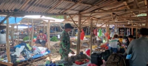 Babinsa Koramil 03/Pahunga Lodu Pantau Harga Sembako di Pasar Mangili