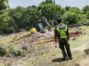 Pemantauan Pengecoran Pondasi KDKMP oleh Babinsa
