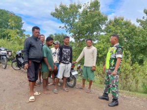 Babinsa Koramil 1618-04/Bisel Kunjungi Pasar Oenopu, Ajak Masyarakat Jaga Kondusifitas Kawasan