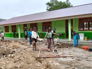 TMMD Kodim 1618/TTU Rampungkan 4 RKB SMAN Bikomi Nilulat, Siswa Turut Bersihkan Sekolah Jelang Peresmian