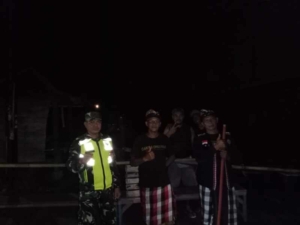 Babinsa Cilinaya Kawal Nyepi Aman Penuh Toleransi