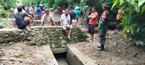 Babinsa Komodo Bersama Warga Compang Longgo Laksanakan Kerja Bakti Bersihkan Drainase