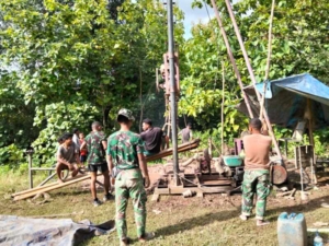 Hadirkan Air Bersih di Perbatasan, Satgas TMMD Kodim 1618/TTU Lakukan Pengeboran Sumur di Desa Sunkaen
