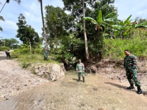 Dandim 1621/TTS Tinjau Lokasi Jembatan Program Kasad di Desa Kuatae