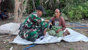Yonarmed 12 Kostrad Laksanakan Layanan Kesehatan Door to Door untuk Lansia di Perbatasan