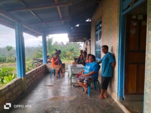 Sertu Ketut Pastika Pererat Silaturahmi Melalui Komsos di Umbu Ratu Nggay Barat