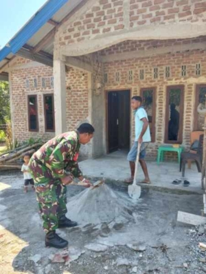 Semangat Gotong Royong, Babinsa Bersama Warga perbaikian Rumah Penuh Harapan