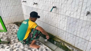 Yonarmed 12 Kostrad Gelar Karya Bakti Siapkan Masjid Sambut Idul Fitri di Perbatasan