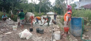 Babinsa Koramil 1618-01/Miotim Bersama Warga Desa Inbate Gotong Royong Bangun Rabat Jalan Menuju Kantor Desa