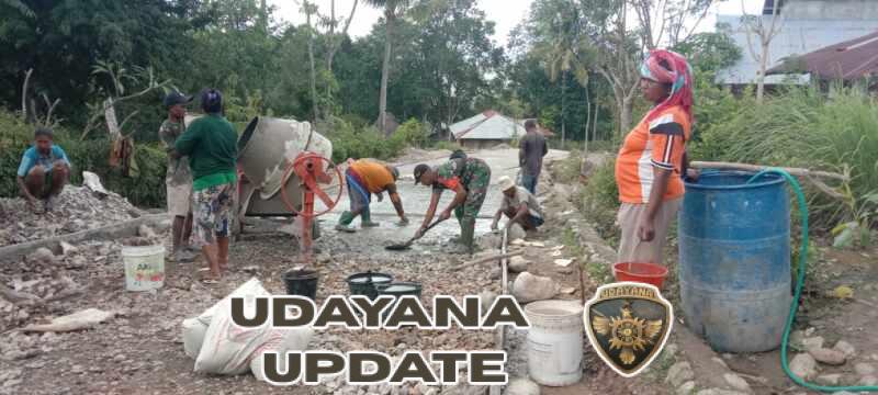 Babinsa Koramil 1618-01/Miotim Bersama Warga Desa Inbate Gotong Royong Bangun Rabat Jalan Menuju Kantor Desa
