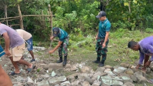 Yonarmed 12 Kostrad dan Warga Tulakadi Gotong Royong Bersihkan Posyandu Mudafehan