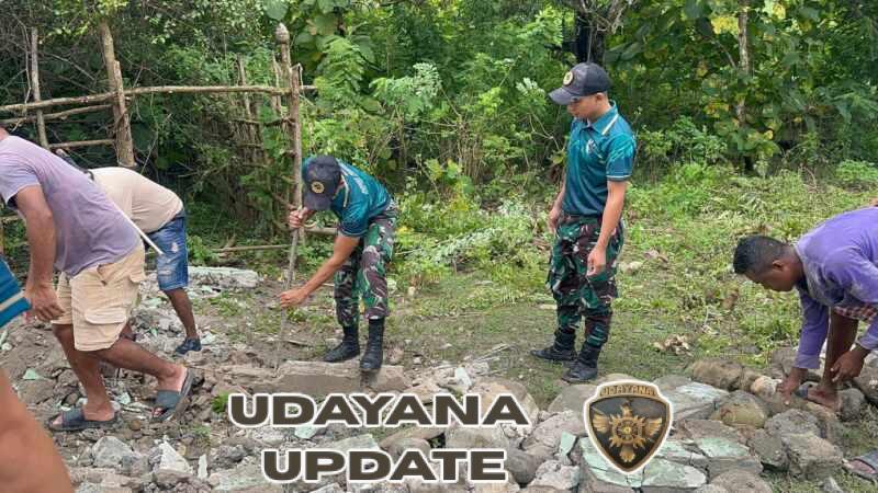 Yonarmed 12 Kostrad dan Warga Tulakadi Gotong Royong Bersihkan Posyandu Mudafehan