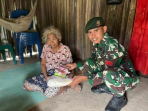 Butir Harapan di Garis Depan, Satgas Pamtas Yonarhanud 2 Kostrad Bagikan Beras Gratis Kepada masyarakat Prasejahtera