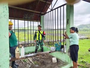 Pererat Kemanunggalan TNI-Rakyat, Babinsa Koramil Maurole Komsos dengan Kelompok Tani Insaf Sadar