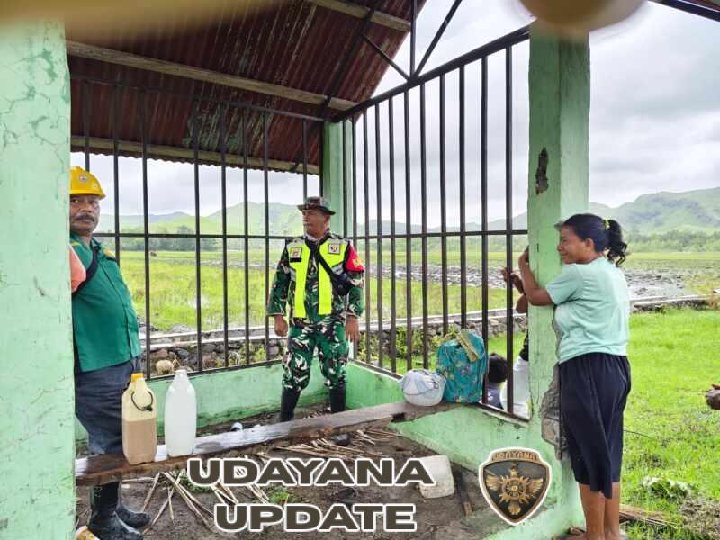 Pererat Kemanunggalan TNI-Rakyat, Babinsa Koramil Maurole Komsos dengan Kelompok Tani Insaf Sadar