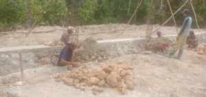 Babinsa Oeleka Awasi Pengerjaan Pondasi KDKMP