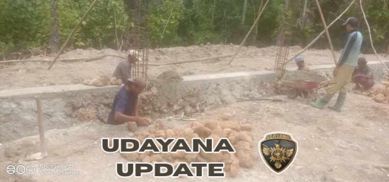 Babinsa Oeleka Awasi Pengerjaan Pondasi KDKMP