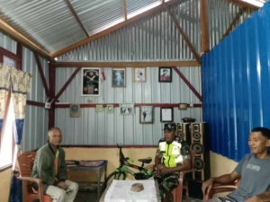 Babinsa Koramil 1602-03/Detusoko Gelar Komsos dan Monitoring Wilayah di Dusun Ae Petu