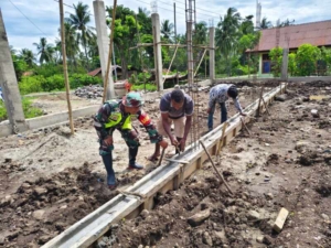 Warga Nuanaga Antusias, Babinsa Dampingi Pembangunan Koperasi Merah Putih