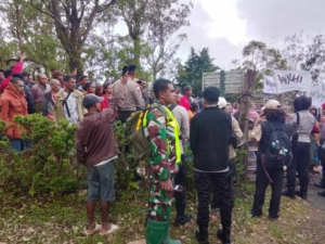 Ratusan Warga Adat Mollo Gelar Aksi di Mutis Timau, Babinsa Sertu Nahason Baitanu Pantau Langsung Situasi