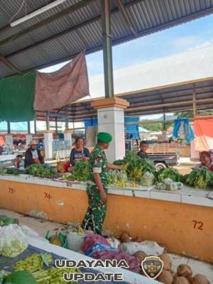 Babinsa Koramil Aesesa Pantau Harga Sembako Jelang Idul Fitri di Pasar Danga