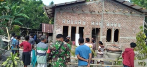 Babinsa Koramil 1624-06/Tanjung Bunga Gotong Royong Bersama Warga Cor Lantai Rumah di Boru Kedang